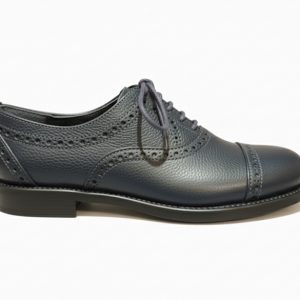 Zapato modelo ingles con copete piel azul marino granulada